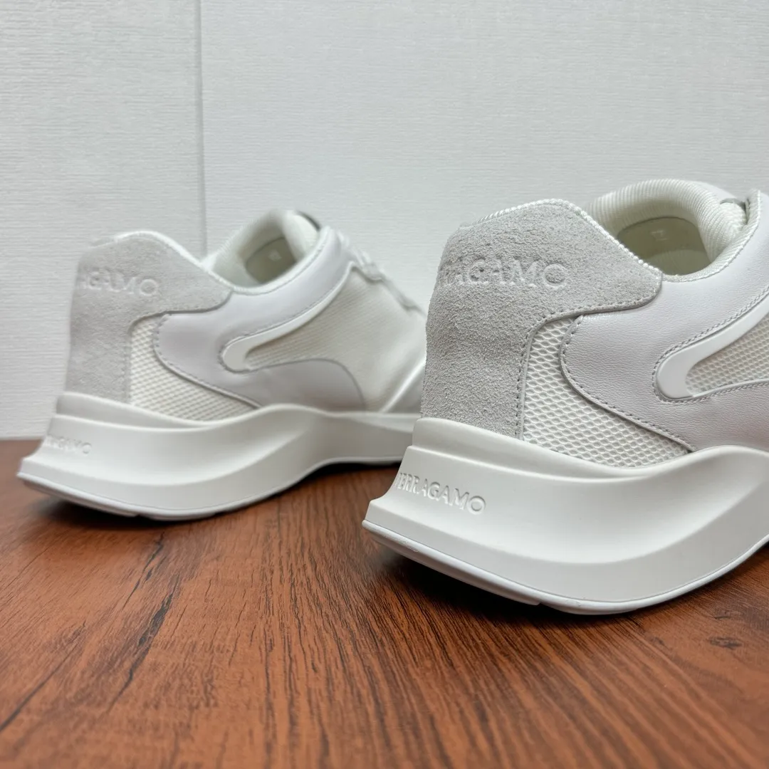 [Ferragamo] Top P: 720💰 Size: 39~44 (38 45 custom-made, non-returnable) Ferragam/Ferragamo Cancini buckle men's low-top casual shoes Spring and summer official website synchronized new thick-soled versatile sports shoes for men This urban-style casual shoe boldly combines a variety of fabrics, cleverly using high-tech mesh fabrics and smooth leather to create a unique high-end look, with side dropouts Cancini buckle, padded collar and tongue, and eye-catching lightweight rubber sole make the design even more sophisticated! The perfect blend of style and comfort. , the shoe body is outlined with exquisite lines, embellished with iconic elements, and equipped with comfortable sole technology to boost your pace. Whether you are walking on the street or exercising, you can show your extraordinary charm. .